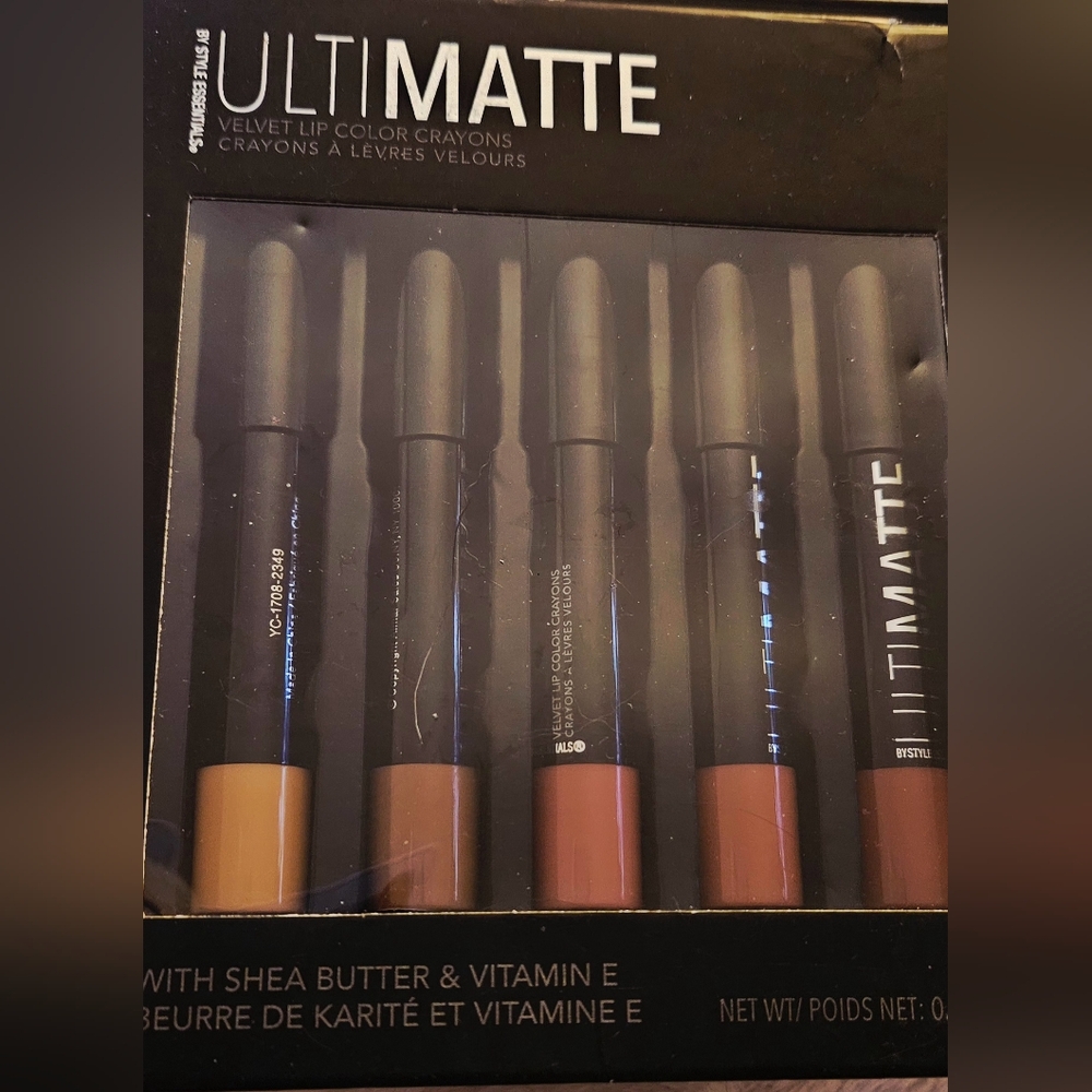 ULTIMATTE Velvet Lip Color Crayons Set